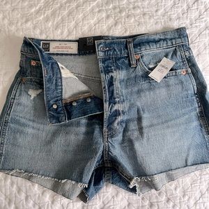 NWT Gap high rise cheeky cut off short. Size 30.